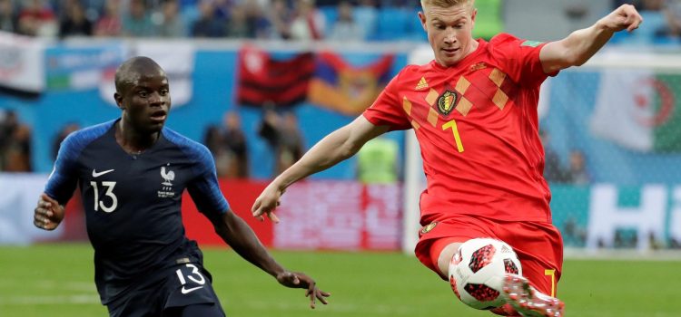 Fotografía de Sebastião Moreira, en la que puede verse en una imagen de archivo del 10 de julio de 2018 al internacional belga Kevin de Bruyne (d), durante un partido de su selección en el Mundial de Rusia. EFE *Sólo uso editorial*