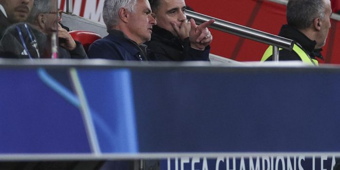 El técnico del Benfica, José Mourinho, afirmó que habló con el delantero del Real Madrid Vinicius Jr. después de que se parara el partido de este martes por supuestos insultos racistas de Prestianni y le preguntó por qué celebró de la manera que lo hizo el gol de la victoria del Real Madrid. EFE/EPA/MIGUEL A. LOPES