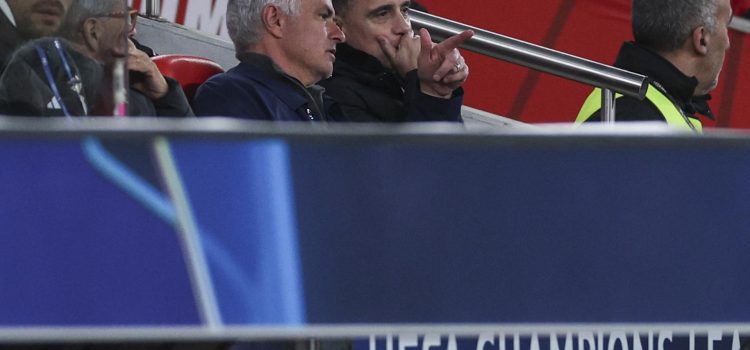 El técnico del Benfica, José Mourinho, afirmó que habló con el delantero del Real Madrid Vinicius Jr. después de que se parara el partido de este martes por supuestos insultos racistas de Prestianni y le preguntó por qué celebró de la manera que lo hizo el gol de la victoria del Real Madrid. EFE/EPA/MIGUEL A. LOPES