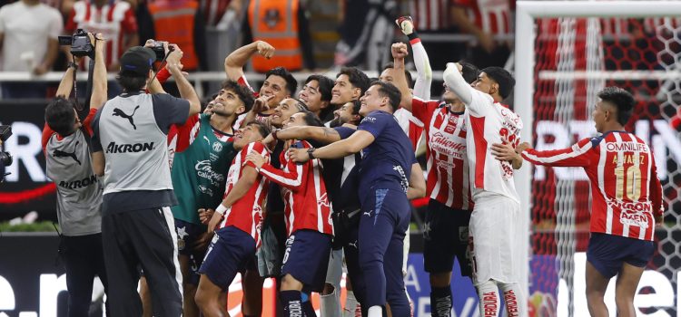 Jugadores de Guadalajara celebran al finalizar un partido en el Estadio Akron, en Guadalajara (México). EFE/ Francisco Guasco