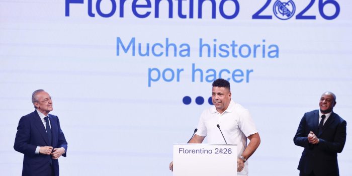 El presidente del Real Madrid, Florentino Pérez (izda), y los exfutbolistas brasileños del Real Madrid Ronaldo Nazario (c) y Roberto Carlos, durante la presentación de la candidatura de Florentino Pérez a las elecciones del club, bajo el lema "Mucha historia por hacer", este miércoles en Madrid. EFE/Sergio Pérez