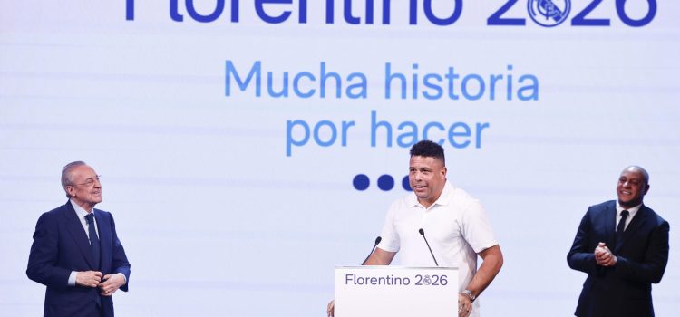 El presidente del Real Madrid, Florentino Pérez (izda), y los exfutbolistas brasileños del Real Madrid Ronaldo Nazario (c) y Roberto Carlos, durante la presentación de la candidatura de Florentino Pérez a las elecciones del club, bajo el lema "Mucha historia por hacer", este miércoles en Madrid. EFE/Sergio Pérez