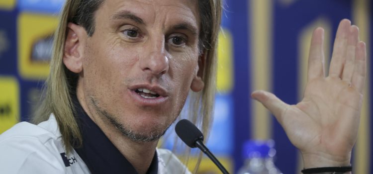 El seleccionador de Ecuador Sebastián Beccacece habla en una rueda de prensa en Quito (Ecuador). EFE/ José Jacome