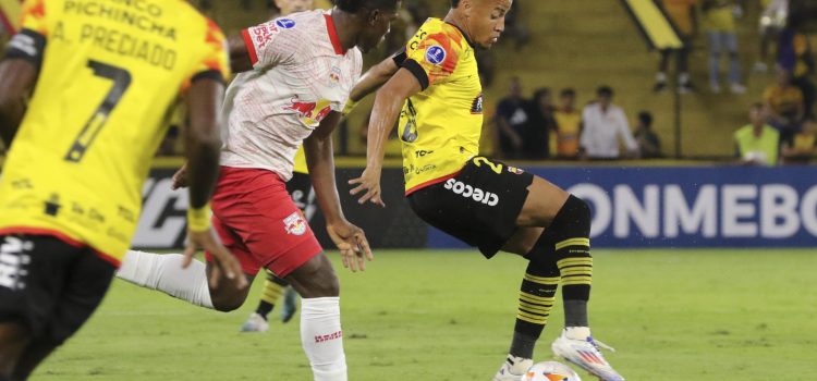 Byron Castillo (d), del Barcelona de Ecuador, fue registrado este miércoles, 17 de julio, al disputar un balón con Henry Mosquera (c), del Bragantino de Brasil, durante el partido de ida de esta llave de los 'playoff' para acceder a los octavos de final de la Copa Sudamericana, en el estadio Monumental de Guayaquil (Ecuador). EFE/Jonathan Miranda
