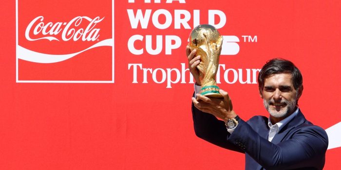 El exfutbolista argentino Roberto Ayala, levanta la Copa del mundo FIFA en un evento este viernes, en Ciudad de México (México). EFE/ Sáshenka Gutiérrez