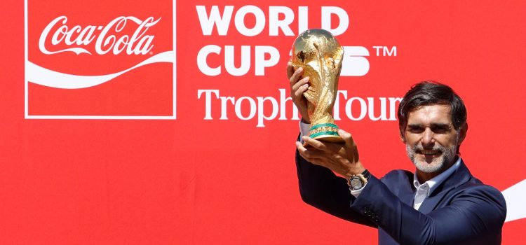 El exfutbolista argentino Roberto Ayala, levanta la Copa del mundo FIFA en un evento este viernes, en Ciudad de México (México). EFE/ Sáshenka Gutiérrez