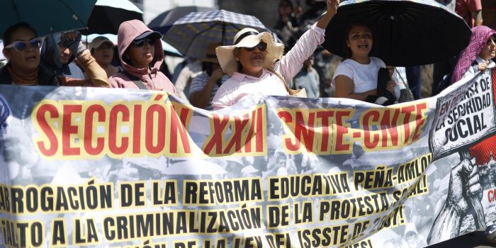 Maestros de la Coordinadora Nacional de Trabajadores de la Educación (CNTE) protestan en Ciudad de México (México). Imagen de archivo. EFE/ Sáshenka Gutiérrez