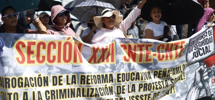 Maestros de la Coordinadora Nacional de Trabajadores de la Educación (CNTE) protestan en Ciudad de México (México). Imagen de archivo. EFE/ Sáshenka Gutiérrez