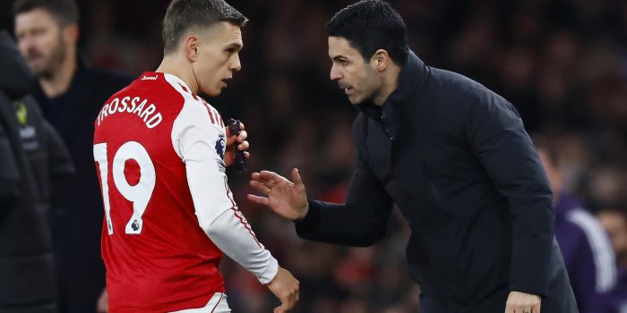 El entrenador del Arsenal, el español Mikel Arteta (d), dando instrucciones a su jugador Leandro Trossard (i), durante el partido de Premier League del pasado 25 de enero. EFE/TOLGA AKMEN *Sólo uso editorial*