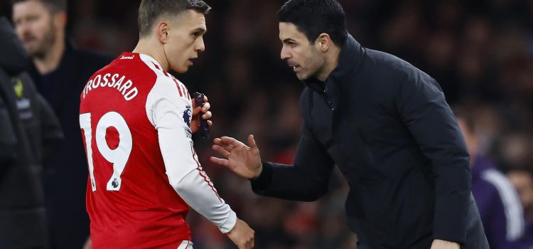 El entrenador del Arsenal, el español Mikel Arteta (d), dando instrucciones a su jugador Leandro Trossard (i), durante el partido de Premier League del pasado 25 de enero. EFE/TOLGA AKMEN *Sólo uso editorial*