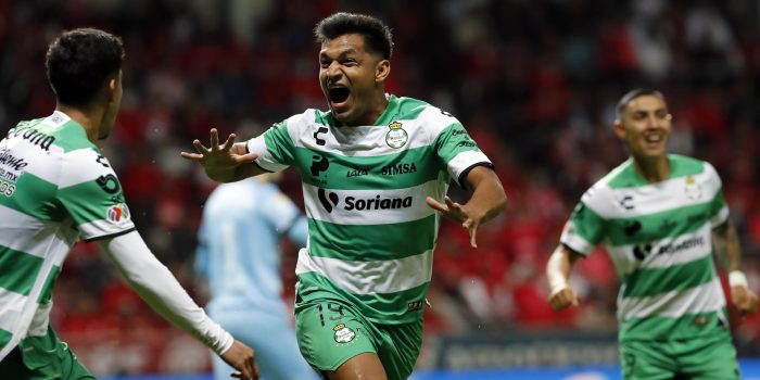 Eduardo Aguirre (c) del Santos celebra un gol ante Toluca. Imagen de archivo. EFE/ Alex Cruz