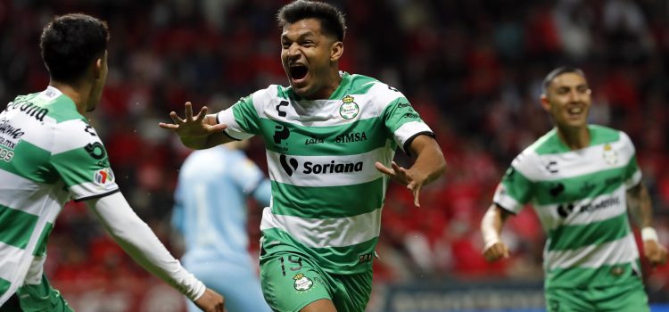 Eduardo Aguirre (c) del Santos celebra un gol ante Toluca. Imagen de archivo. EFE/ Alex Cruz