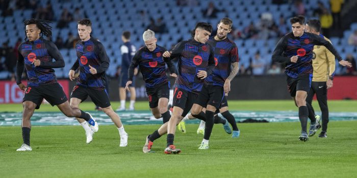 Los jugadores del Barcelona calientan antes del partido de la jornada 14 de LaLiga contra el Celta de Vigo, este sábado en el estadio de Balaídos.- EFE / Salvador Sas