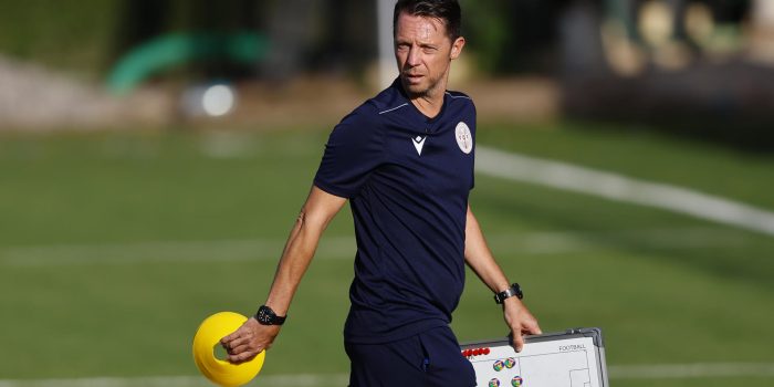 El entrenador de la selección de fútbol de Nueva Caledonia, Johann Sidaner durante una sesión de entrenamiento previo a un partido de clasificación para la Copa Mundial de la FIFA 2026, ante Jamaica este miércoles, en las instalaciones de Verde Valle, en Guadalajara, Jalisco (México). EFE/Francisco Guasco
