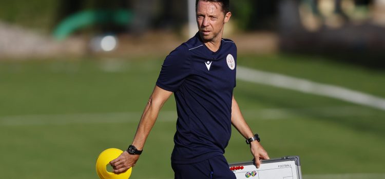 El entrenador de la selección de fútbol de Nueva Caledonia, Johann Sidaner durante una sesión de entrenamiento previo a un partido de clasificación para la Copa Mundial de la FIFA 2026, ante Jamaica este miércoles, en las instalaciones de Verde Valle, en Guadalajara, Jalisco (México). EFE/Francisco Guasco
