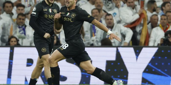 Foto de archivo del ya exdelantero argentino del Nápoles Giovanni Simeone (d) tras marcar el primer gol de su equipo durante el partido de la fase de grupos de la Liga de Campeones ante el Real Madrid en el estadio Santiago Bernabeu. EFE/JuanJo Martín