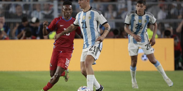 Paulo Dybala (c) de Argentina disputa un balón con Víctor Medina de Panamá, en un partido amistoso entre las selecciones de Argentina y Panamá en el estadio Monumental, en Buenos Aires (Argentina), este 23 de marzo de 2023. EFE/Juan Ignacio Roncoroni