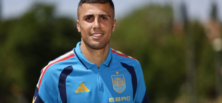 El centrocampista de la selección española, Rodri atiende a los periodistas durante el día abierto a los medios en la concentración de la selección con motivo de su partipación en el Mundial el pasado 1 de junio en la Ciudad del Fútbol de Las Rozas, Madrid. EFE/ Rodrigo Jiménez