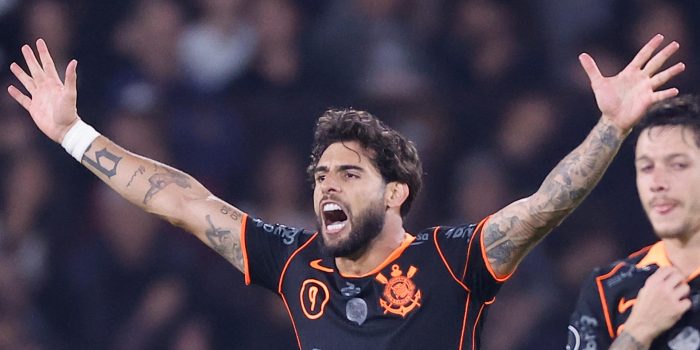 Yuri Alberto, de Corinthians, anotó el segundo gol en un partido de la Copa Libertadores ante Platense en el estadio Ciudad de Vicente López, en Buenos Aires. EFE/Juan Ignacio Roncoroni