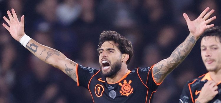 Yuri Alberto, de Corinthians, anotó el segundo gol en un partido de la Copa Libertadores ante Platense en el estadio Ciudad de Vicente López, en Buenos Aires. EFE/Juan Ignacio Roncoroni