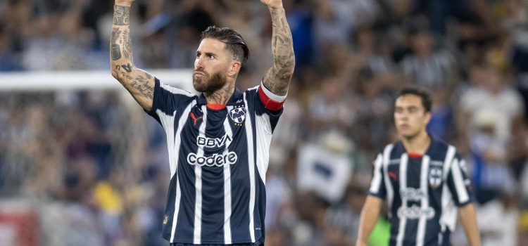 Fotografía de archivo del 16 de abril de 2025 del jugador español Sergio Ramos de Monterrey festejando al final del juego la victoria ante América en el estadio BBVA de Monterrey (México). EFE/ Miguel Sierra