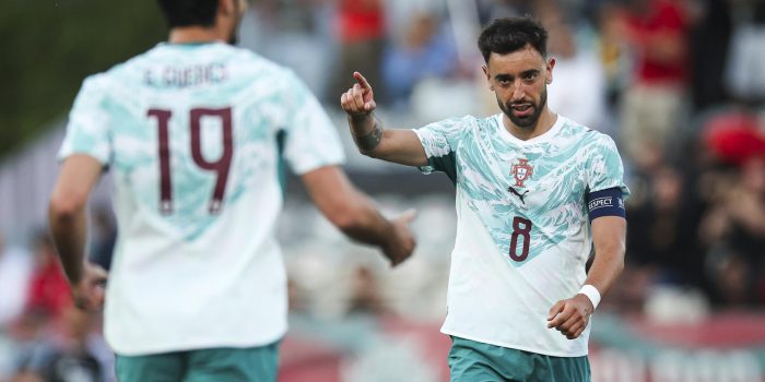 El portugués Bruno Fernandes celebra tras marcar un gol durante el partido amistoso internacional de fútbol entre Portugal y Chile, celebrado en el Estadio Nacional de Oeiras. EFE/EPA/JOSE SENA GOULAO