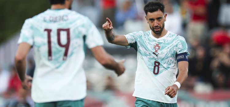 El portugués Bruno Fernandes celebra tras marcar un gol durante el partido amistoso internacional de fútbol entre Portugal y Chile, celebrado en el Estadio Nacional de Oeiras. EFE/EPA/JOSE SENA GOULAO