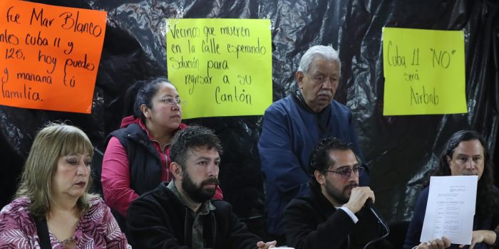 De izquierda a derecha, la ciudadana Rocío González, el activista del Frente Antigentrificación Eduardo Alanís, el abogado Arturo Aparicio y el integrante del Observatorio Vecinal Escandón Sergio Montes participan en una rueda de prensa en Ciudad de México (México). Organizaciones vecinales y personas desalojadas en la Ciudad de México demandaron al Supremo mexicano frenar la discusión de un proyecto de resolución sobre los desalojos el cual, acusaron, pone en riesgo el derecho a la vivienda, en medio del alza de las expulsiones arbitrarias previo al Mundial de Fútbol. EFE/ Mario Guzmán