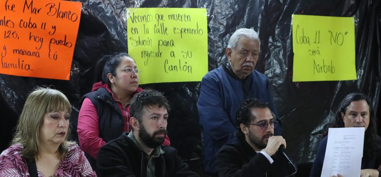 De izquierda a derecha, la ciudadana Rocío González, el activista del Frente Antigentrificación Eduardo Alanís, el abogado Arturo Aparicio y el integrante del Observatorio Vecinal Escandón Sergio Montes participan en una rueda de prensa en Ciudad de México (México). Organizaciones vecinales y personas desalojadas en la Ciudad de México demandaron al Supremo mexicano frenar la discusión de un proyecto de resolución sobre los desalojos el cual, acusaron, pone en riesgo el derecho a la vivienda, en medio del alza de las expulsiones arbitrarias previo al Mundial de Fútbol. EFE/ Mario Guzmán