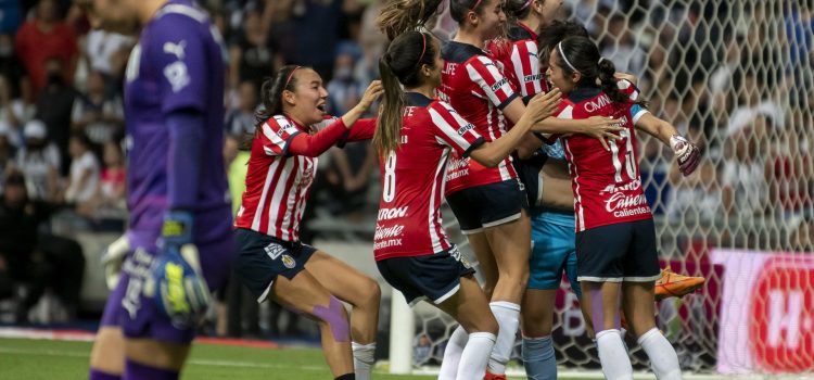 Jugadoras de Chivas de Guadalajara festejan una anotación. EFE/Miguel Sierra