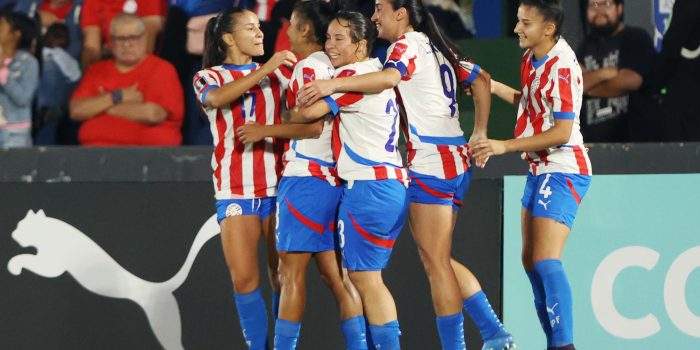 Jugadoras de Paraguay celebran un gol en el juego de la Liga de Naciones Femenina ante Ecuador en el estadio Defensores del Chaco en Asunción. EFE/Juan Pablo Pino