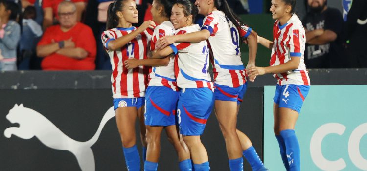 Jugadoras de Paraguay celebran un gol en el juego de la Liga de Naciones Femenina ante Ecuador en el estadio Defensores del Chaco en Asunción. EFE/Juan Pablo Pino