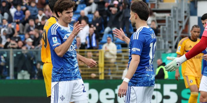 EL jugador del Como Maximo Perrone Rodriguez (I) celebra el 5-0 durante el partido de la Serie A que han jugado Como 1907 y Pisa SC, en Como, Italia. EFE/EPA/Roberto Bregani