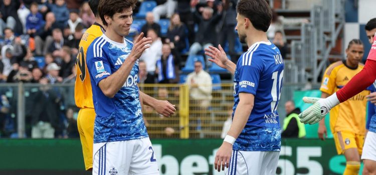 EL jugador del Como Maximo Perrone Rodriguez (I) celebra el 5-0 durante el partido de la Serie A que han jugado Como 1907 y Pisa SC, en Como, Italia. EFE/EPA/Roberto Bregani