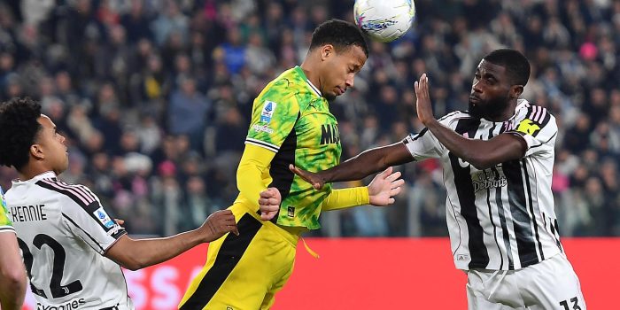 El jugador del Juventus Jeremie Boga (d) y el del Sassuolo Aster Vranckx durante el partido de la Serie A jugado en el Allianz Stadium in Turin, Italia. EFE/EPA/ALESSANDRO DI MARCO