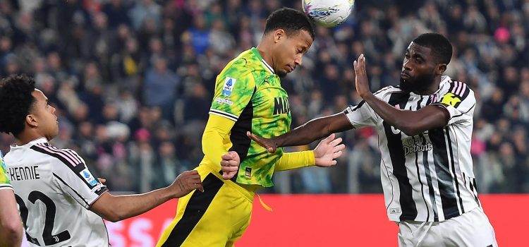 El jugador del Juventus Jeremie Boga (d) y el del Sassuolo Aster Vranckx durante el partido de la Serie A jugado en el Allianz Stadium in Turin, Italia. EFE/EPA/ALESSANDRO DI MARCO