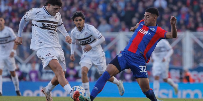 Ezequiel Herrera (d) de San Lorenzo disputa el balón con Vicente Taborda de Platense. EFE/Juan Ignacio Roncoroni