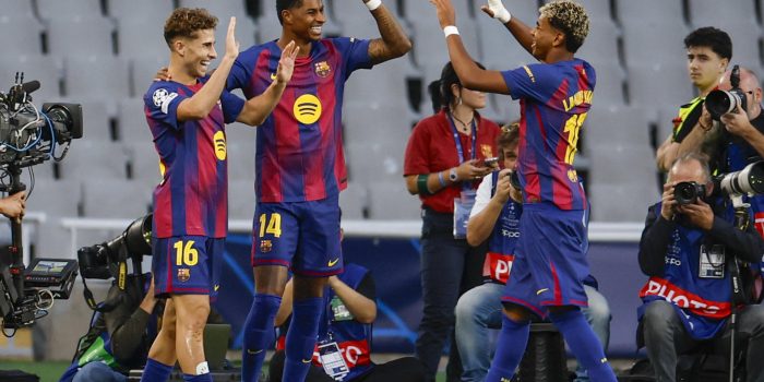 El centrocampista del Barcelona Fermín López (i), celebra su gol contra Olimpiacos, durante el partido de la jornada 3 de la Liga de Campeones entre el Barcelona y el Olimpiacos, este martes en el Estadi Olímpic Lluís Companys.-EFE/ Alberto Estévez