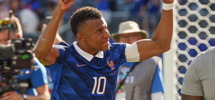 alt RÉCORD ABSOLUTO: francés Mbappé supera al francés Giroud y francés Barcola ayuda a tumbar a Senegal