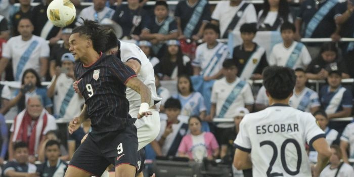El extremo de 18 años Olger Escobar (d) marcó este miércoles el único gol de Guatemala en el partido de semifinales de la Copa Oro que ganó la selección de Estados Unidos por 2-1 en San Luis (Misuri). EFE/EPA/MICHAEL THOMAS