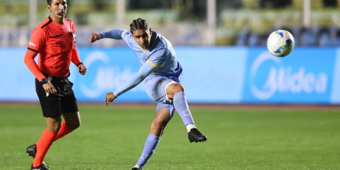 Daniel Cataño, de Bolívar, le pega al balón este miércoles, en un partido por los cuartos de final de la Copa Sudamericana entre Bolívar y Atlético Mineiro en el estadio Hernando Siles Reyes, en La Paz (Bolivia). EFE/ Luis Gandarillas