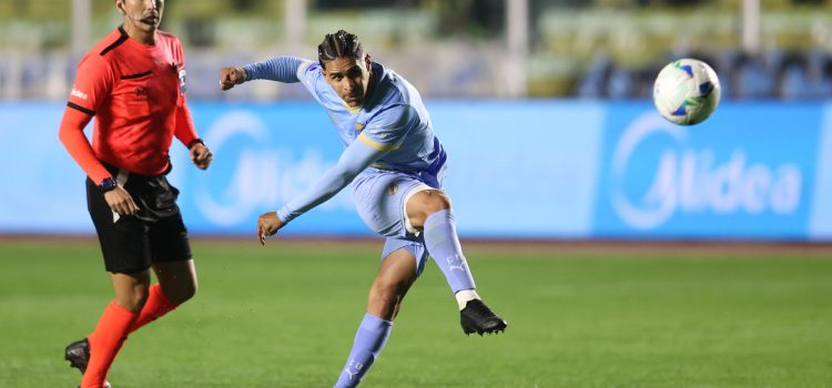 Daniel Cataño, de Bolívar, le pega al balón este miércoles, en un partido por los cuartos de final de la Copa Sudamericana entre Bolívar y Atlético Mineiro en el estadio Hernando Siles Reyes, en La Paz (Bolivia). EFE/ Luis Gandarillas