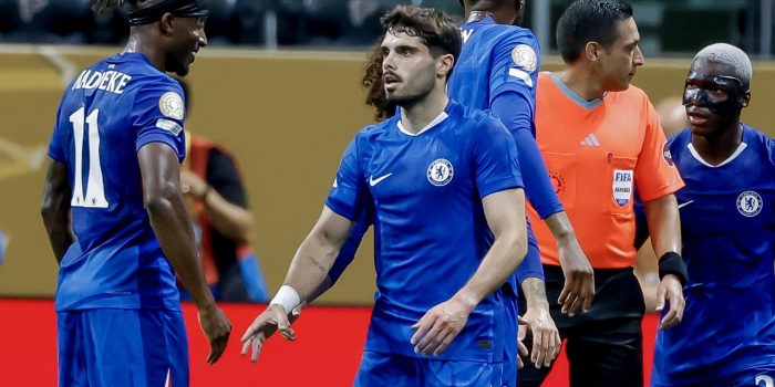 El jugador del Chelsea Pedro Neto (c) celebra junto a su compañero Noni Madueke (i) luego de anotar contra el LAFC. EFE/ERIK S. LESSER