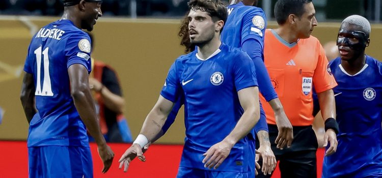 El jugador del Chelsea Pedro Neto (c) celebra junto a su compañero Noni Madueke (i) luego de anotar contra el LAFC. EFE/ERIK S. LESSER