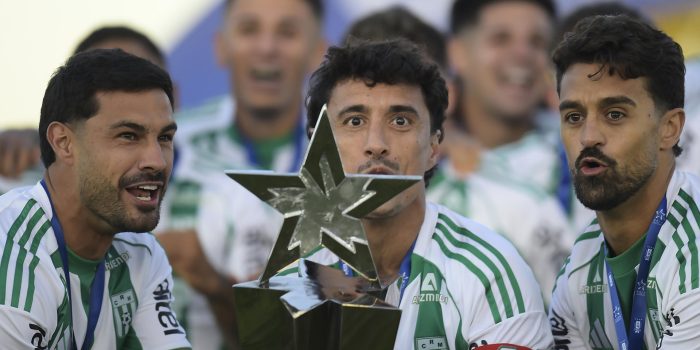Jugadores de Racing celebraron este domingo ante sus hinchas la conquista anticipada del Torneo de Apertura uruguayo en el estadio Parque Osvaldo Roberto de Montevideo. EFE/ STR
