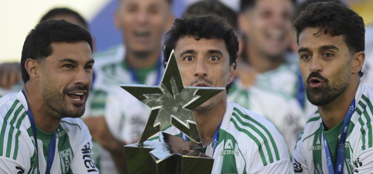 Jugadores de Racing celebraron este domingo ante sus hinchas la conquista anticipada del Torneo de Apertura uruguayo en el estadio Parque Osvaldo Roberto de Montevideo. EFE/ STR