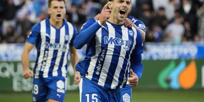 -Lucas Boyé (c), de la Real Sociedad, celebra su gol contra el Alavés, durante el partido de la jornada 13 de LaLiga EA Sports entre el Alavés y la Real Sociedad, en el estadio de Mendizorroza en Vitoria. EFE/ Adrián Ruiz Hierro