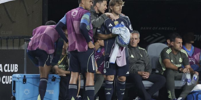 El entrenador del Real Madrid, Xabi Alonso (c), habla con su jugador Luka Modric este jueves, en el partido de la fase de grupos del Mundial de Clubes ante el Salzburgo, en el estadio Lincoln Financial Field en Filadelfia (Estados Unidos). EFE/ Andre Coelho