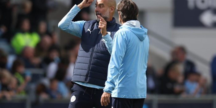 Pep Guardiola, técnico del Manchester City diaoga con su asistente Pep Lijnders en Manchester,Reino Unido. EFE/EPA/ADAM VAUGHAN