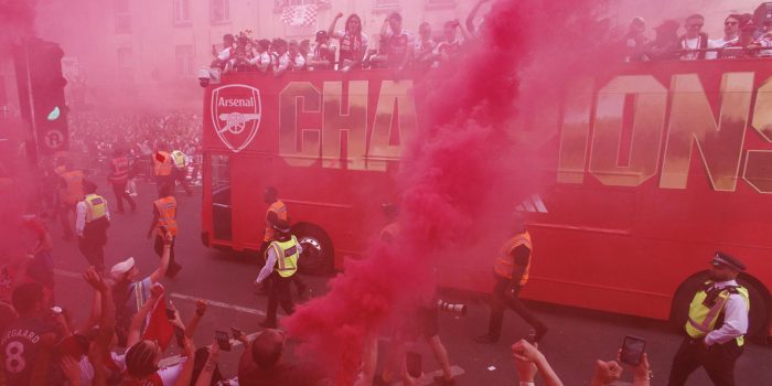Los jugadores del Arsenal celebran la Premier League por las calles de Londres, un día después de perder la Liga de Campeones en Budapest. EFE/EPA/TOLGA AKMEN